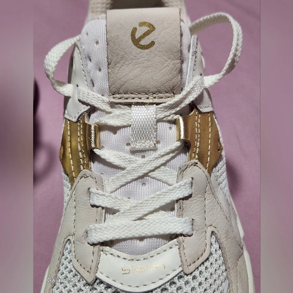 ECCO BIOM 2.2 TRAINERS GOLD. Size 7 - 7.5